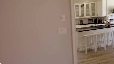 Худенькая девушка с хвостиками хочет ебаться на кухне