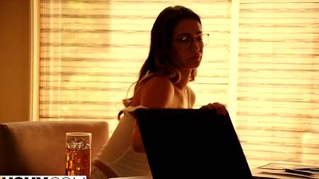 Красивая бизнес леди отдыхает с черным членом в жопе