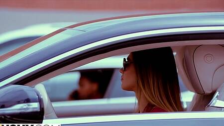 Красивая бизнес леди отдыхает с черным членом в жопе