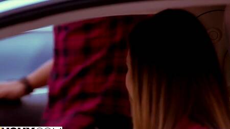 Красивая бизнес леди отдыхает с черным членом в жопе