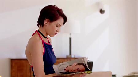 Засунул трусики рыжей в рот и отшлепал её