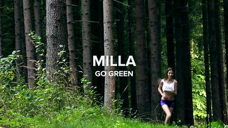 Грудастая милашка после пробежки мастурбирует в лесу