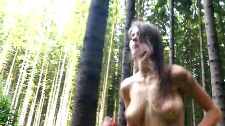 Грудастая милашка после пробежки мастурбирует в лесу