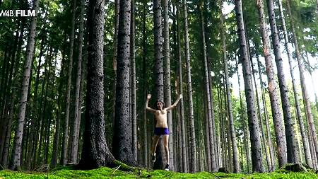 Грудастая милашка после пробежки мастурбирует в лесу