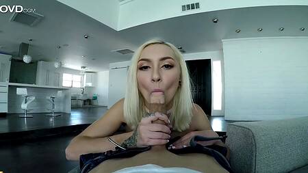 Белокурая худышка в розовом хочет на член мужика