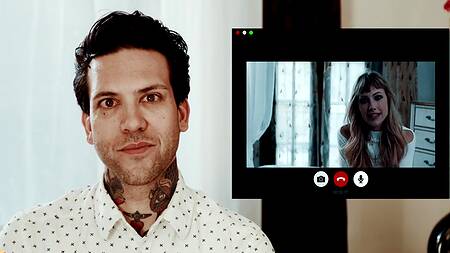 Телка с завистью подсматривает за сексом подруги