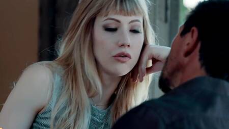 Телка с завистью подсматривает за сексом подруги