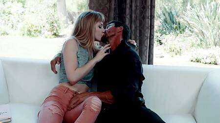 Телка с завистью подсматривает за сексом подруги