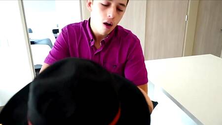 Телека в шляпе страстно трахается после прогулки