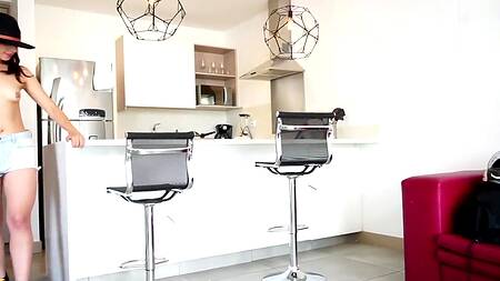 Телека в шляпе страстно трахается после прогулки