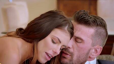 Выпила вина для храбрости и отдалась в попку