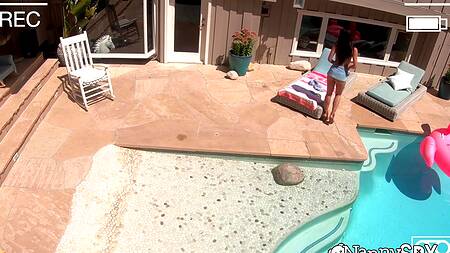 Красотка после дрочки у бассейна наслаждается сексом