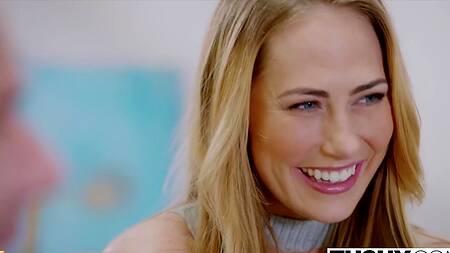 Жена с подругой в красном белье отдаются в попки