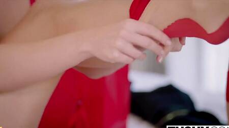 Жена с подругой в красном белье отдаются в попки