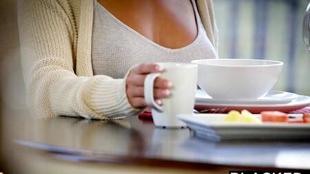 Негр делится дырками черноволосой развратницы