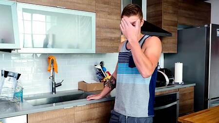 Пока на улице дождь, молодая пара страстно трахается