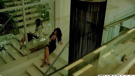 Красотке на массаже захотелось отдаться в попку