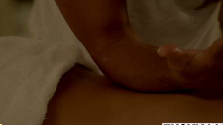 Красотке на массаже захотелось отдаться в попку