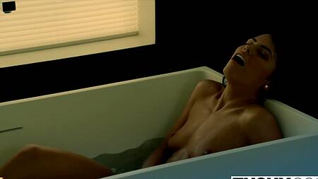 Красотке на массаже захотелось отдаться в попку