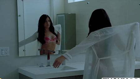 Красотке на массаже захотелось отдаться в попку