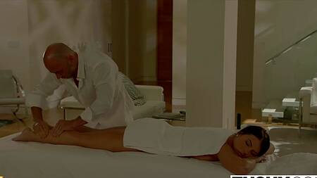 Красотке на массаже захотелось отдаться в попку