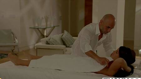 Красотке на массаже захотелось отдаться в попку