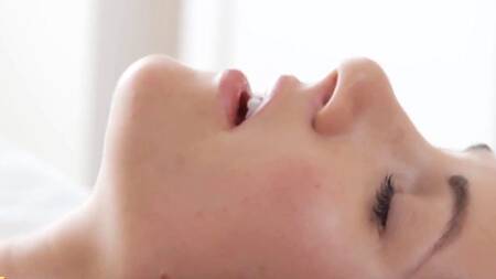 Нежно лижет киску любимой с утра и трахает её