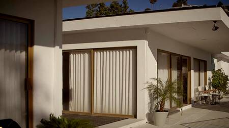 Блондинка убеждает подругу попробовать анальный секс втроем