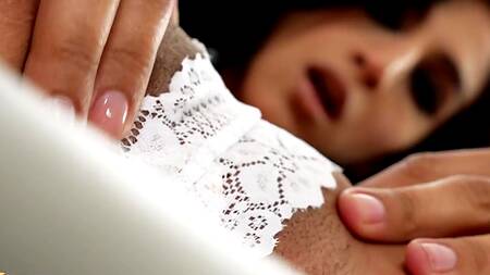 Ставит страстную брюнетку раком после глубокого минета