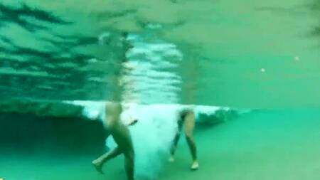 Молодой чистильщик бассейна помогает красивой хозяйке кончить