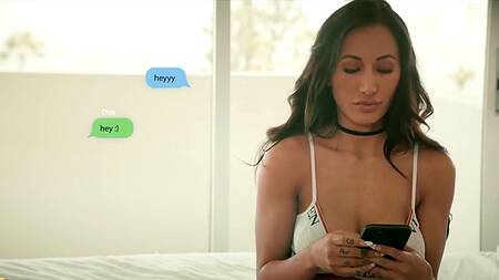 Брюнетка с сочной попой не может забыть большой хуй парня