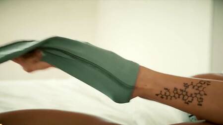 Брюнетка с сочной попой не может забыть большой хуй парня