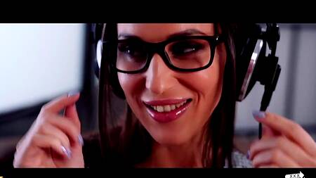 Ведущая радио отдается в попку во время интервью