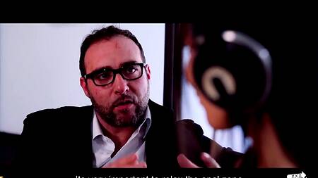 Ведущая радио отдается в попку во время интервью