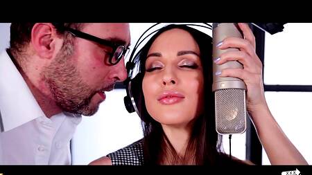 Ведущая радио отдается в попку во время интервью