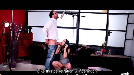 Ведущая радио отдается в попку во время интервью