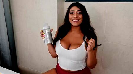 Сочная девка принимает ванну с блестками и страстно трахается