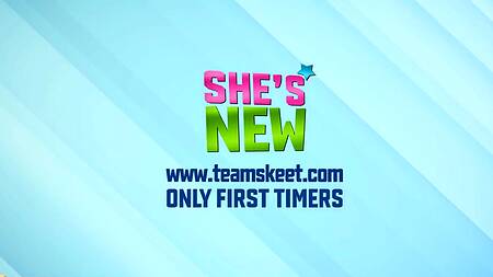 Миловидная девчонка ласкает хуй сиськами во время секса