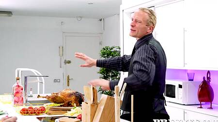 Познакомилась с родителями парня и отдалась его отцу