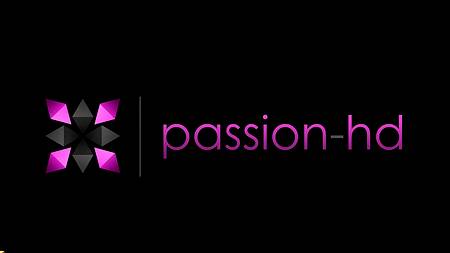 Худышка перед эротическим массажем ласкает киску в ванне