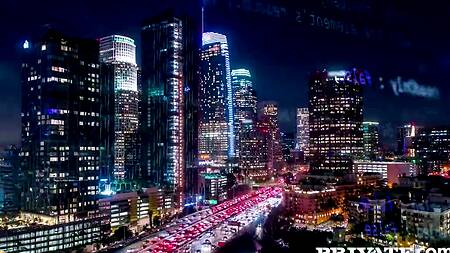 Трахает привлекательную проститутку с короткой стрижкой