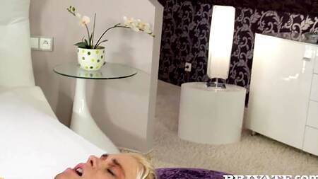 Трахает привлекательную проститутку с короткой стрижкой