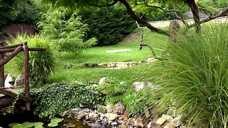 Блондинка в очках гуляет во дворе и ласкает щелку вибратором