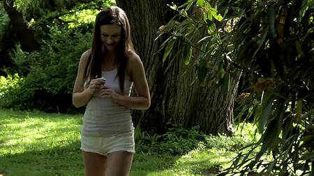 Гадание на ромашке помогает красотке решиться на анал