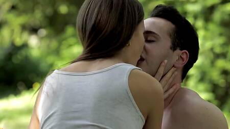 Гадание на ромашке помогает красотке решиться на анал