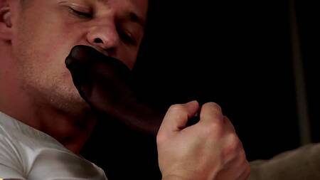 Стройная девушка в белых носочках возбуждает фетишиста