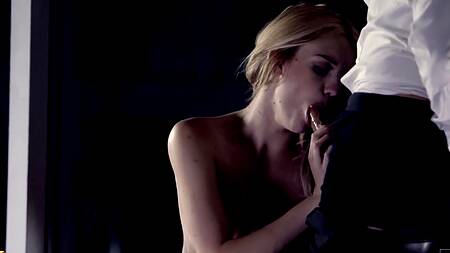 Лижет попку худышки около окна и чувственно её трахает