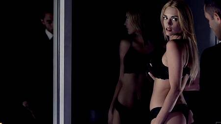 Лижет попку худышки около окна и чувственно её трахает