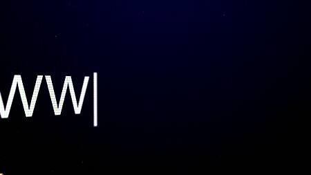 Татуированный парень в презервативе трахает белокурую худышку