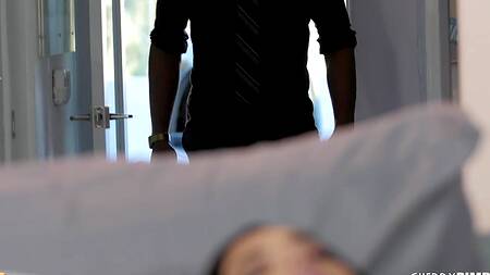 Красавица после дрочки отдается чернокожему парню